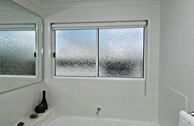 Essential sliding window with "white cathedral patterned glass" (52mm frame - including standard latch)